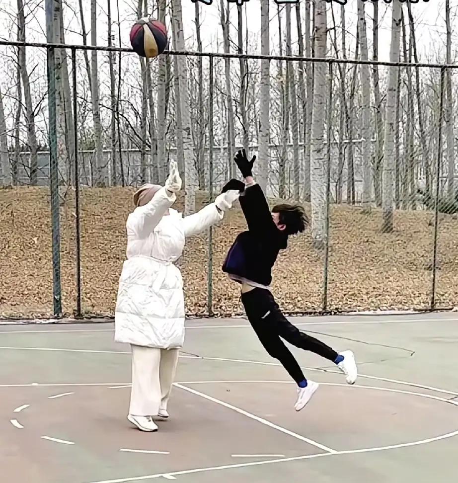 张兰又晒出与小霖霖的互动照片了，并表示拍下的不是照片是感动的美好瞬间。张兰非常珍