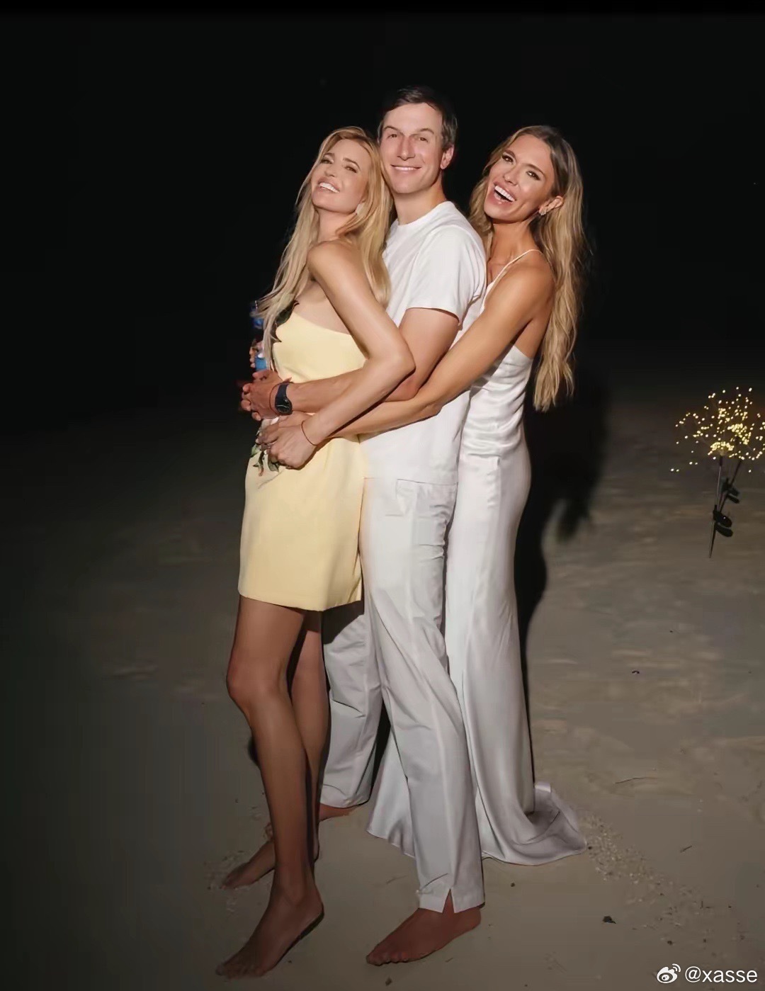 画面中的库什纳真是幸福透了，被老婆和大嫂夹在中间这感觉太美妙了。这也是他们在婚礼
