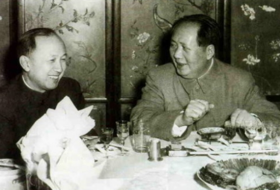 1956年，钱学森应邀参加国宴。他手拿请柬，竟怎么也找不到自己座位。突然，有人告