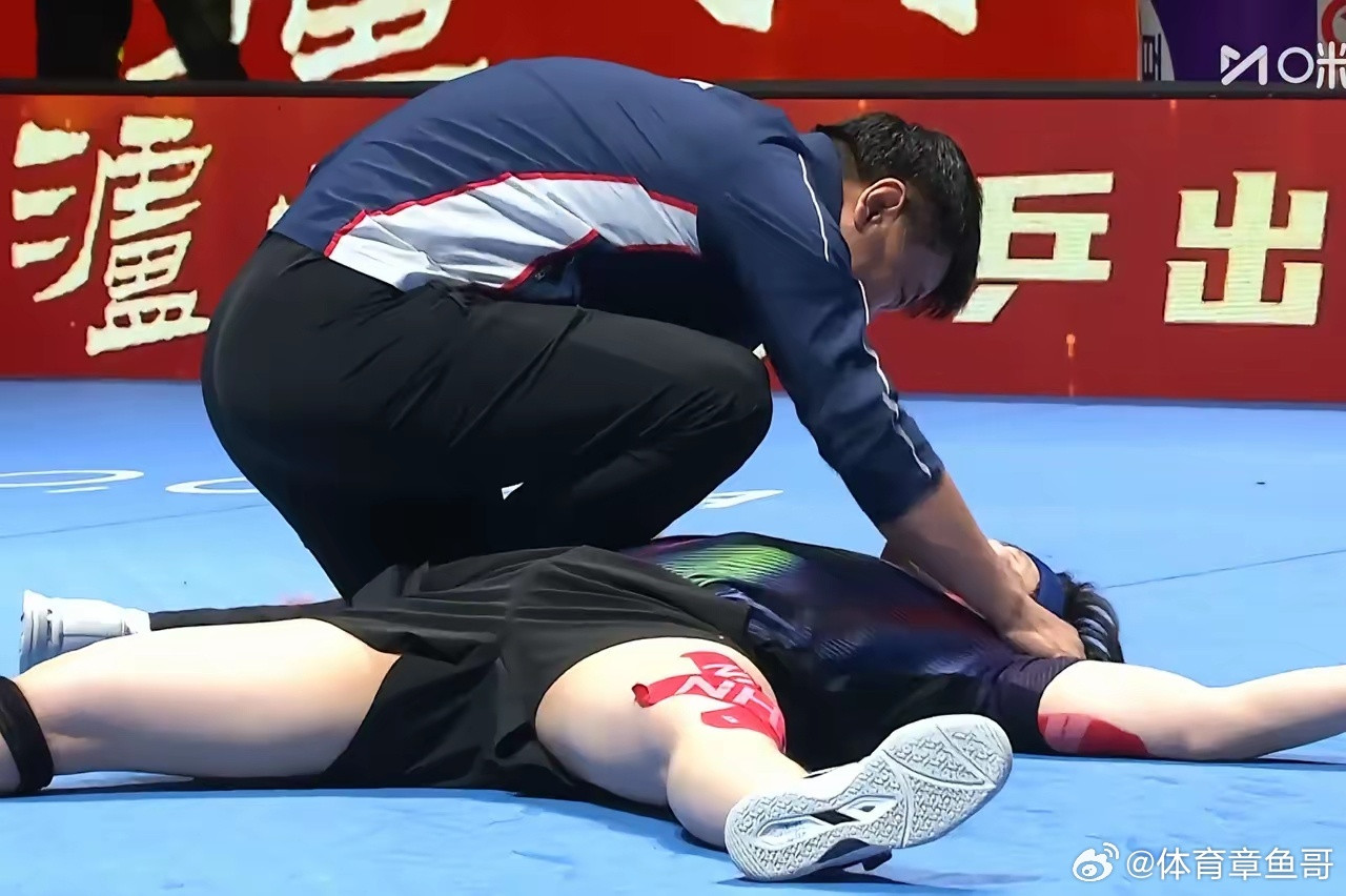 王皓教练眼含热泪，拉起王楚钦，让他去跟对手松岛辉空去握手，跟裁判握手！握完手之后