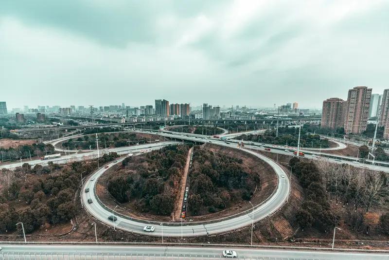 3月5日晚20:45，武汉绕城高速上出大事了！司机谢某犯困，就开了“智驾”想放松