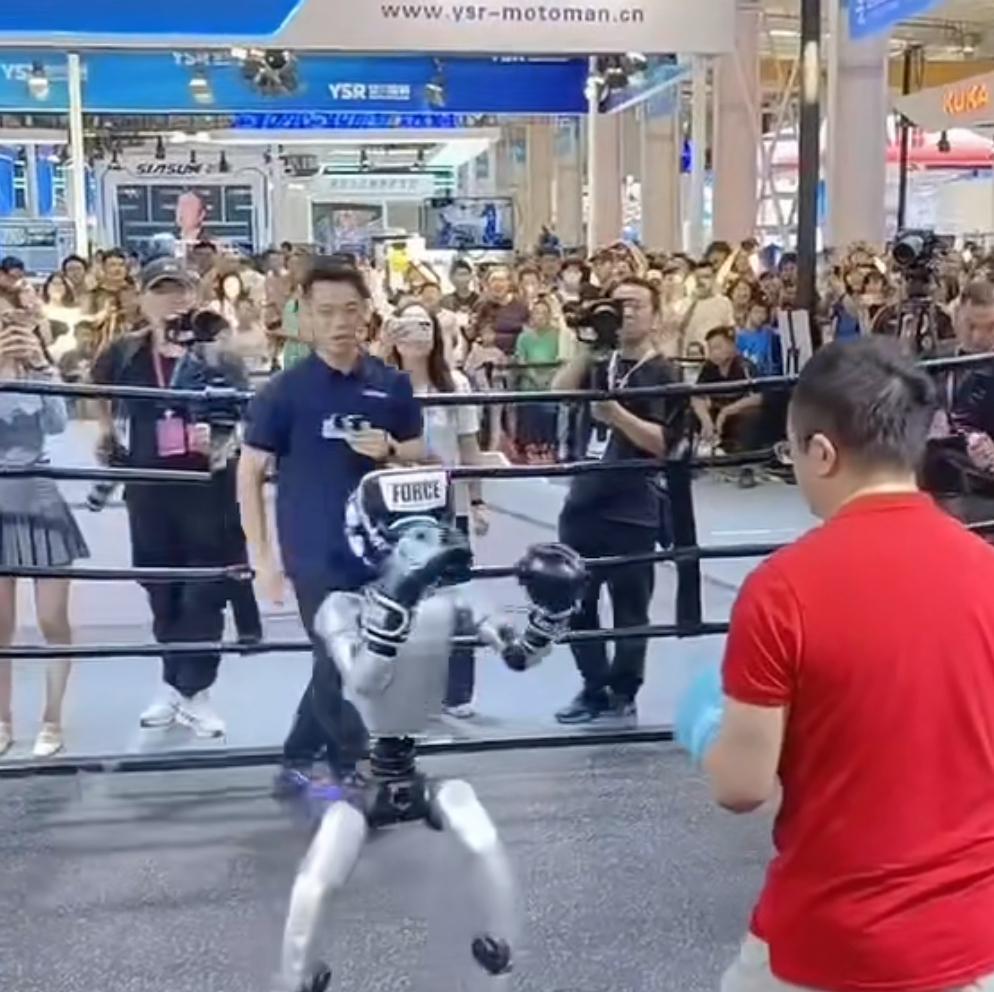 近日，红衣大叔周鸿祎大战小脑发育不全的宇树机器人。只见周鸿祎上来就一个犯规动作