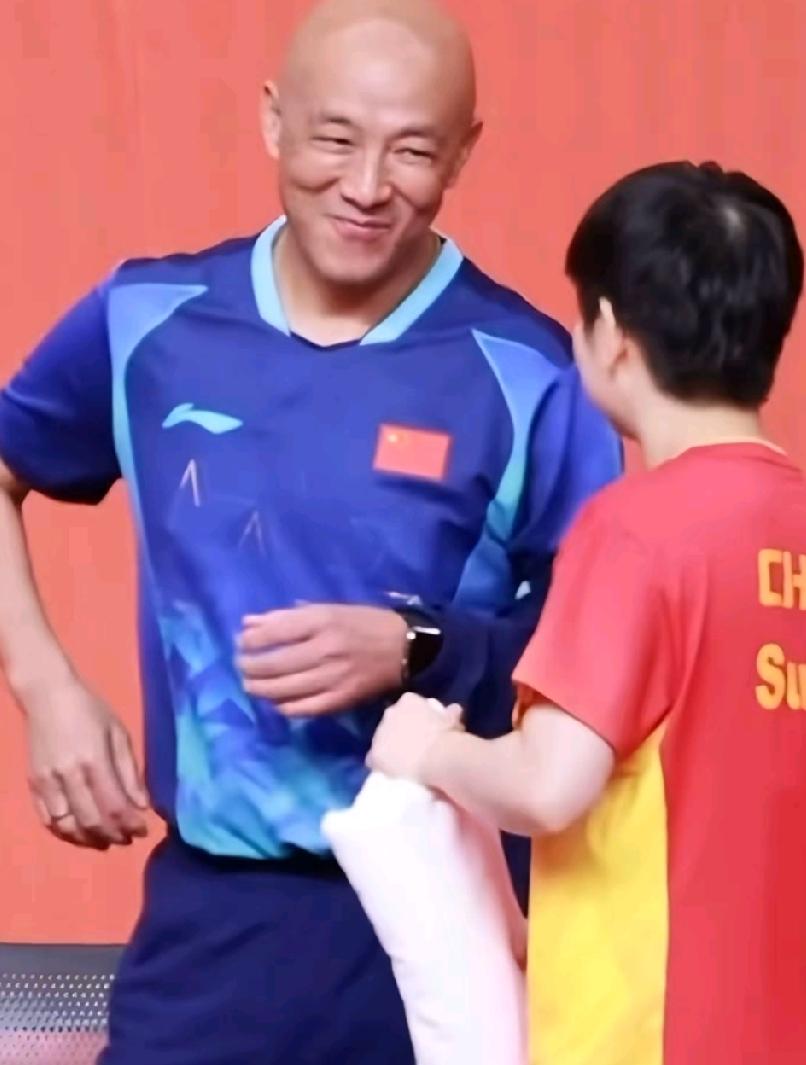 肖战的儿子说，小时候很少见到爸爸笑。但是；你看他面对孙颖莎，仅仅是莎莎让他把外