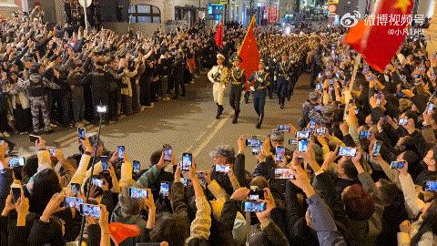“中国排面”给俄罗斯帮场，普京证实：解放军规模最大随着俄罗斯红场胜利日阅兵即将