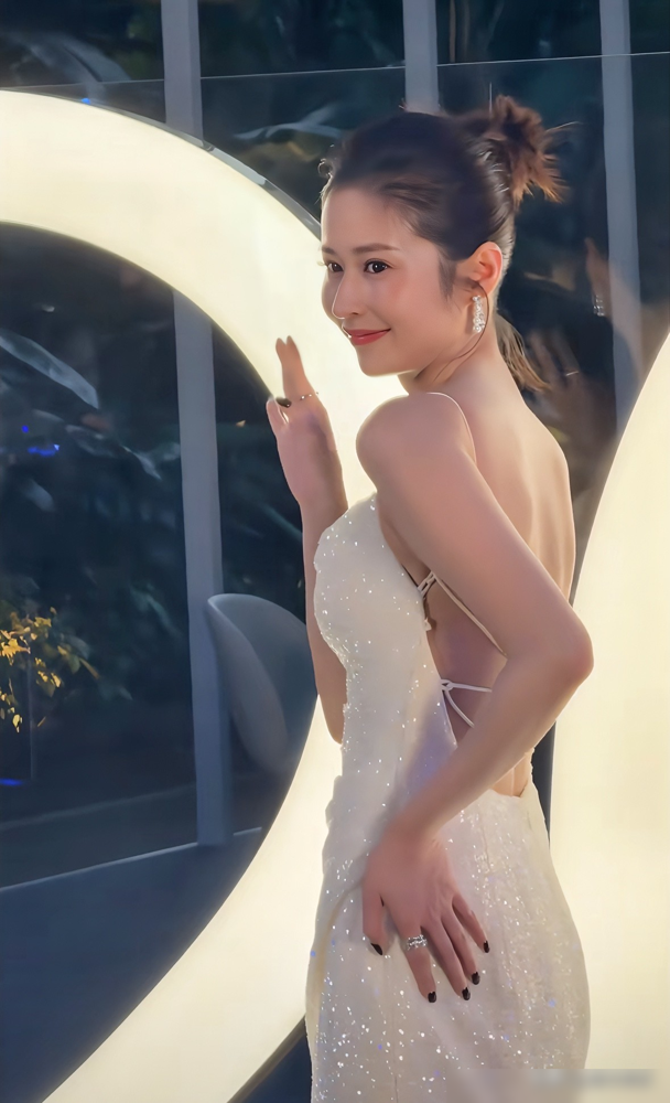 37岁颖儿穿条白色吊带裙往那一站，直接把评论区干沉默了。当年《千山暮雪》胖到被群嘲，后来上综艺自曝跟