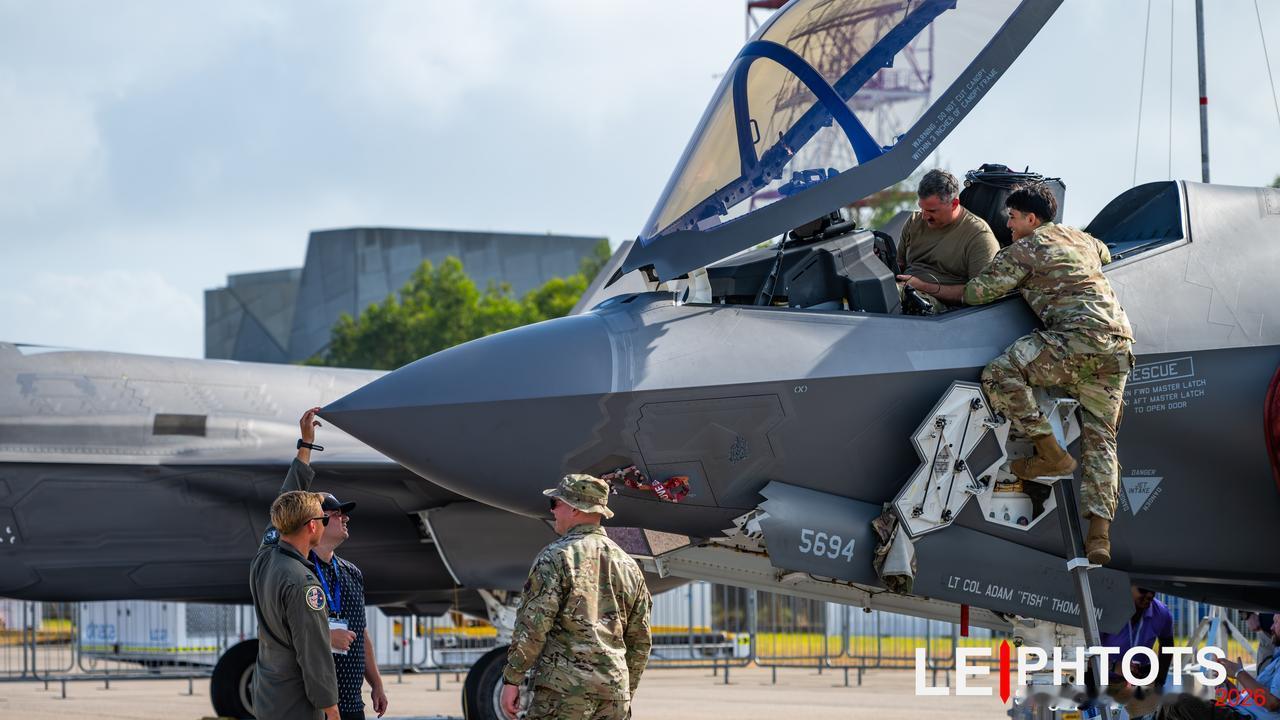 Jack！你猜我在哪里找到了你的杠铃？[墨镜]