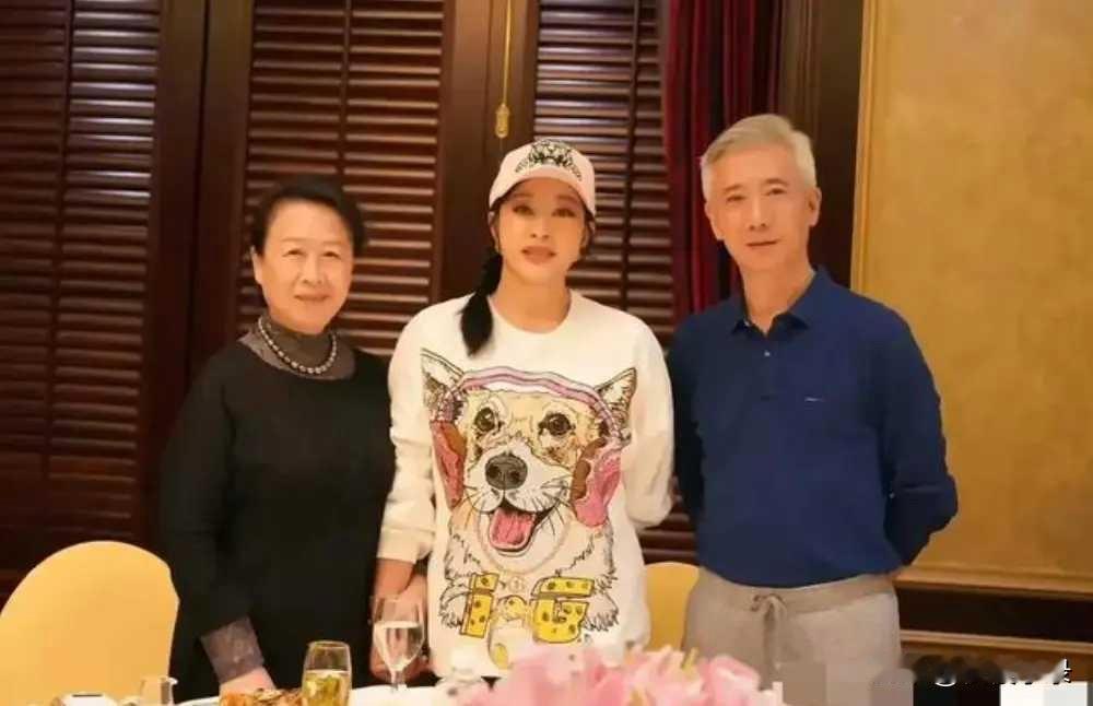 打扮和不打扮，就是不一样啊。刘晓庆参加同学聚会，看上去同学和她如同隔辈人！[灵光