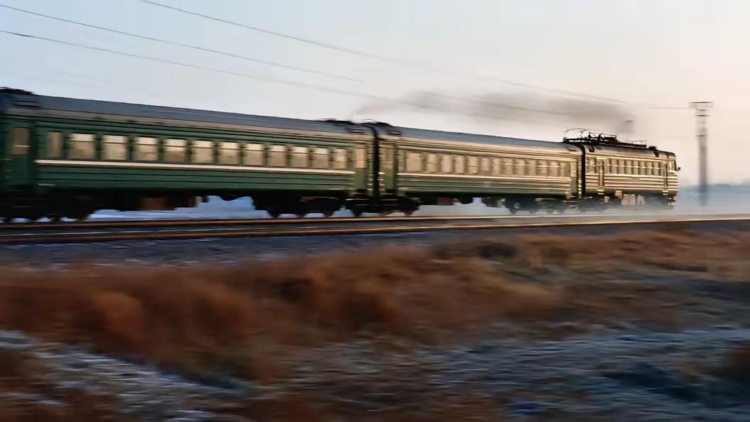 俄媒：俄罗斯和中国同步向朝鲜开行列车。分析人士认为，这些事件不仅仅是恢复运输那么