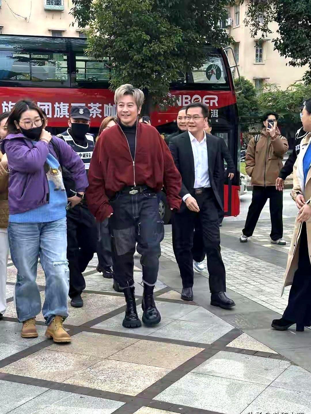 孙耀威这身打扮，咋说呢，有点一言难尽。最近他出席活动，暗红色宽外套，搭了条又