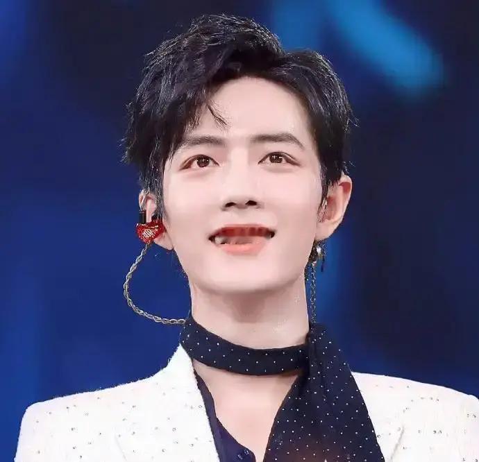 同台那年的灯牌还亮着，如今一个冲上热搜，一个连词条都难搜。肖战靠《藏海传》