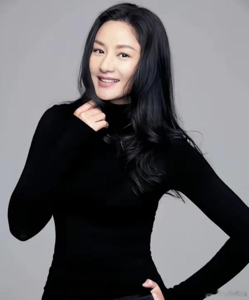 主持人问瞿颖:“你多高？”瞿颖说:“175cm。”主持人好奇:“那你爸高，还是你