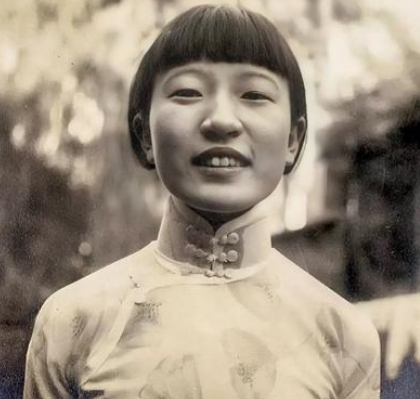 1949年，肃亲王举家搬往香港，只留下了一个17格格金默玉，哥哥们不仅带走了所有