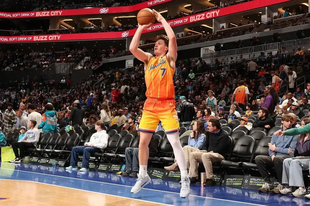 今年黄蜂队的4号秀克努佩尔真是了得啊。直接打破了三分球记录。黄蜂