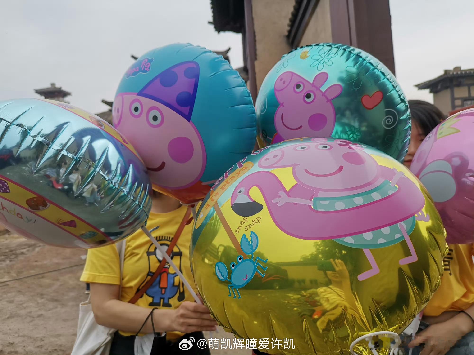 方圆八百米播完啦，可以开始考古模式：1.儿童节送了气球和棒棒糖，你马上在拍戏的间