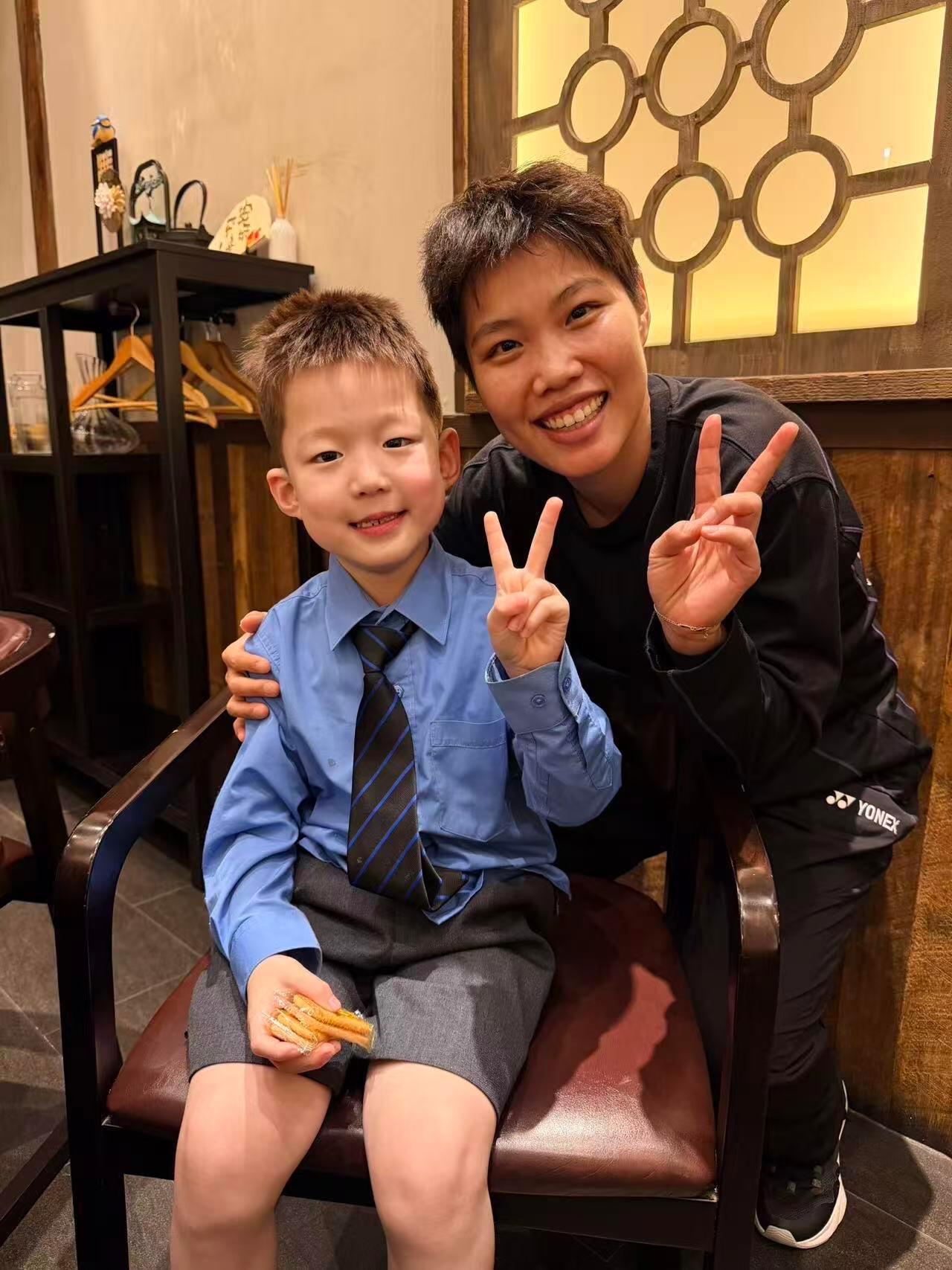 黄东萍有点太萌了（这个小孩是之前抬奖杯那个吗