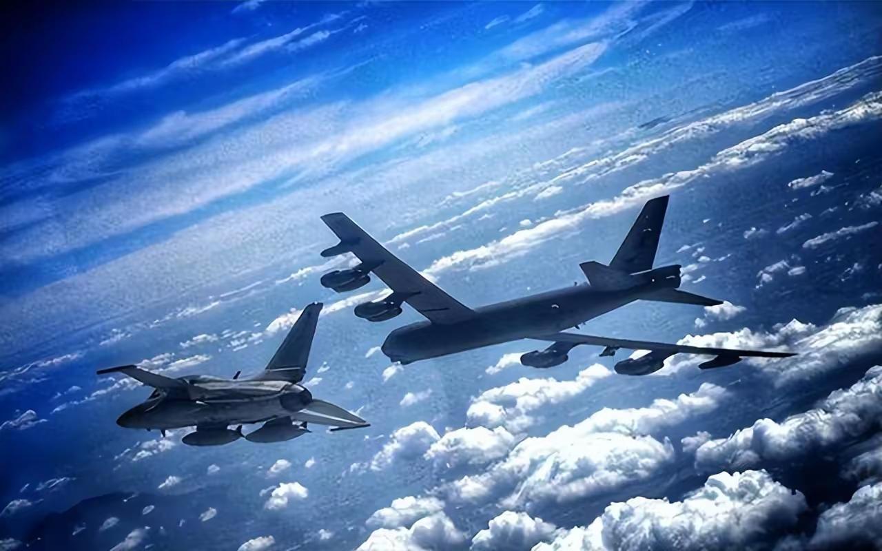 美菲在南海的军事举动很危险，要防止美菲的突然袭击。近日，美军出动2架能携带核弹