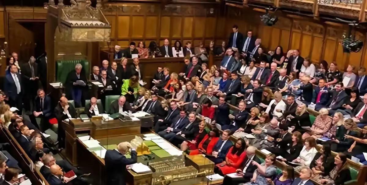 "中方必须尊重英国的决定。"这话听着真耳熟。当年英国人穿一身定制西装，握着咱