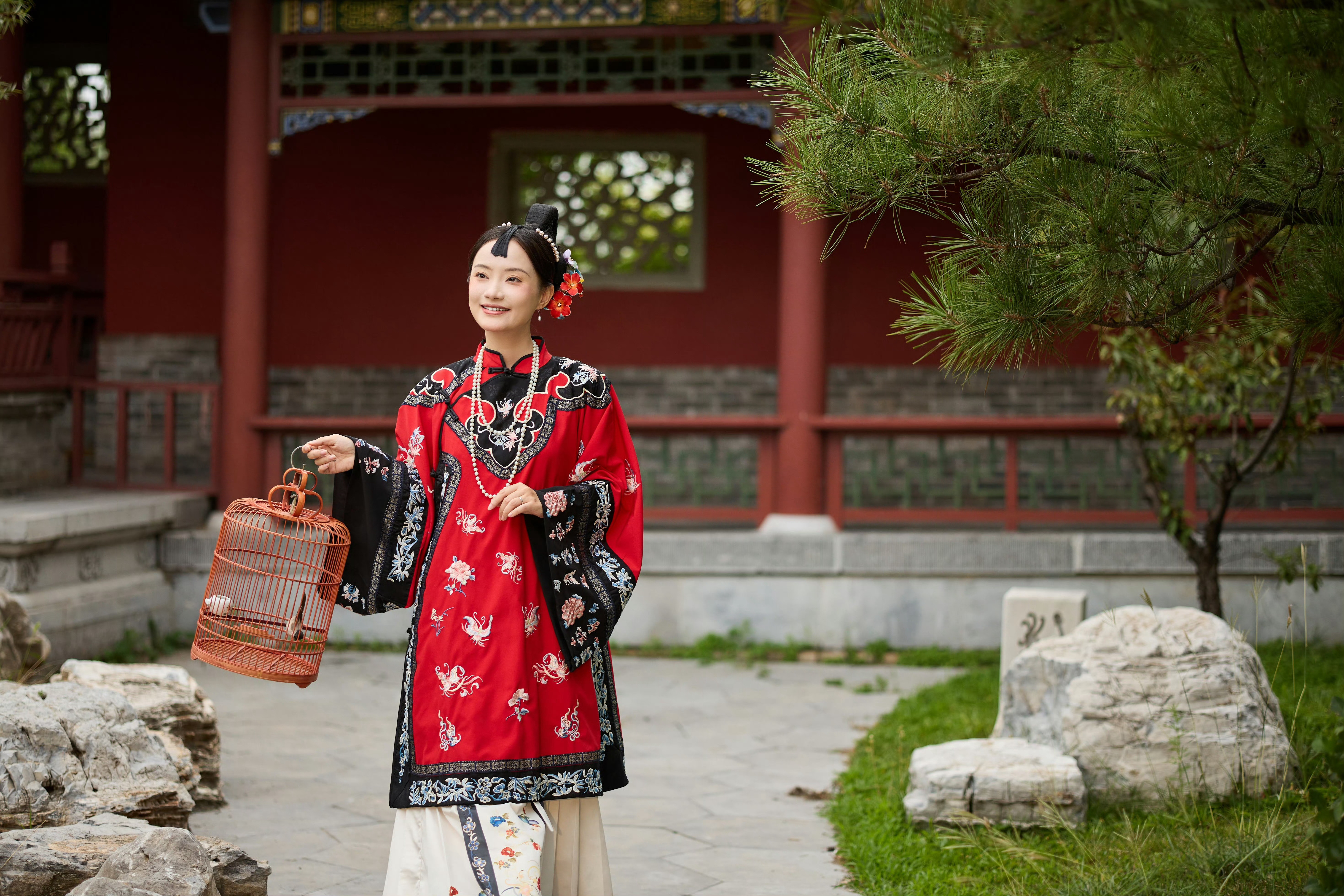 我的摄像老师跟我说：跟姐姐出差的时候，姐姐美美哒，带他吃好吃的。跟妹妹出差的时候
