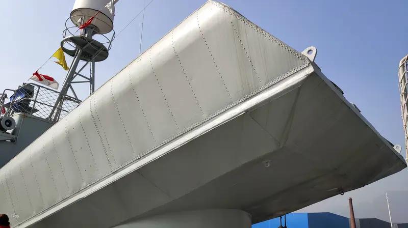 有细心的军迷发现，某新型舰艇垂发系统旁边，居然多了两面水泥墙。有人调侃：怕导弹把