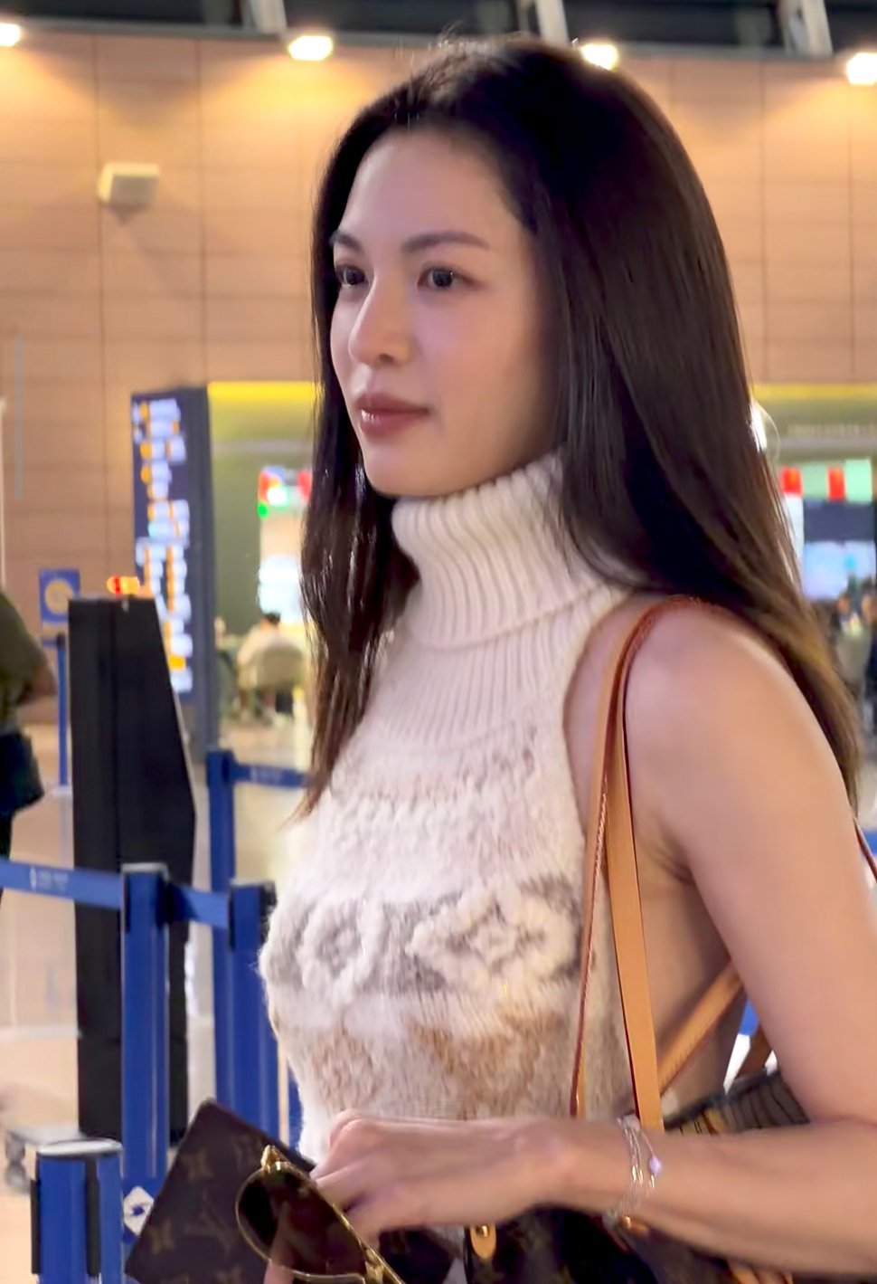 钟楚曦｜LouisVuitton#巴黎时装周#钟楚曦巴黎时装周‖拍摄出片机场造型，🕶️黑色墨镜，米
