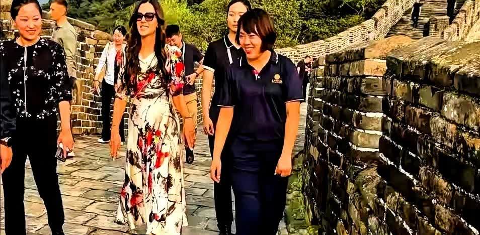 武契奇夫人在长城上游玩时，轻松地就把陪同的安保人员识别出来了。我们的安保人员伪装