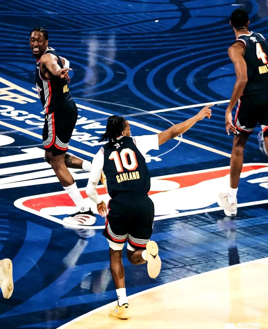 伦纳德连砸6个三分打铁，快船却狂轰137分把鹈鹕按在木地板上摩擦。你真以为这支球