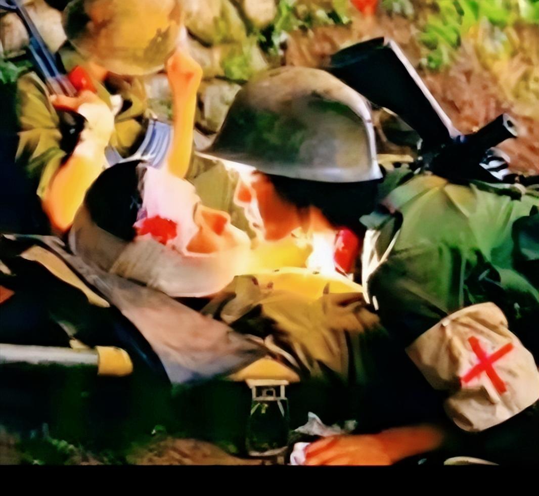 1986年对越防御战，一个18岁的小战士牺牲前，奄奄一息的对护士说：“姐姐，感谢