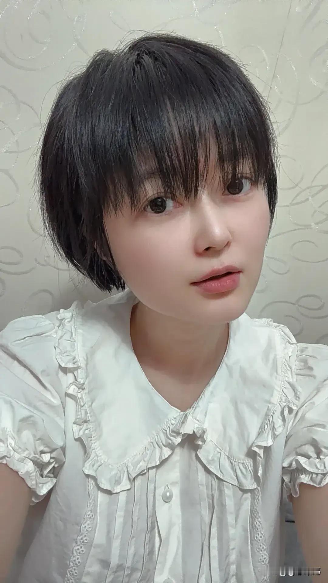 昨天又看到一个新闻，好多人都在讨论，现在人买衣服只看品牌，就像现在最火的这个冲锋