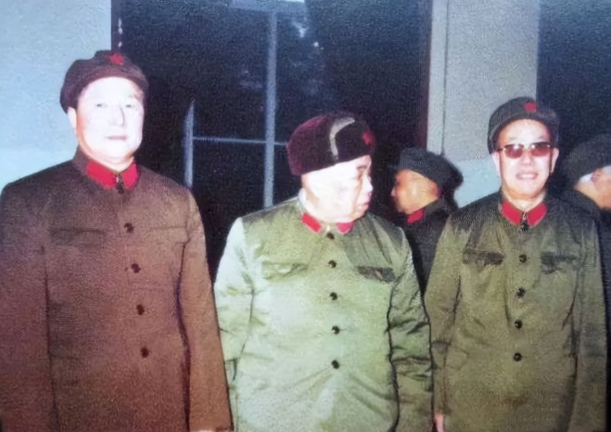 建国后，3名南京军区司令员的一张合影，难得聚在一起！有一张老照片记录了建国后
