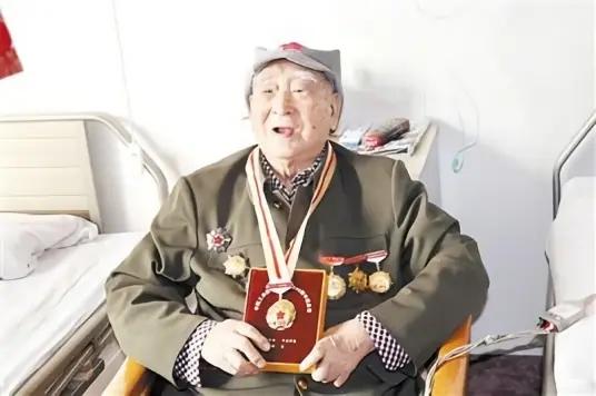 1943年，一名八路军政委腰部中弹，倒在了血泊中，就在一名汉奸做出补刀动作时，突