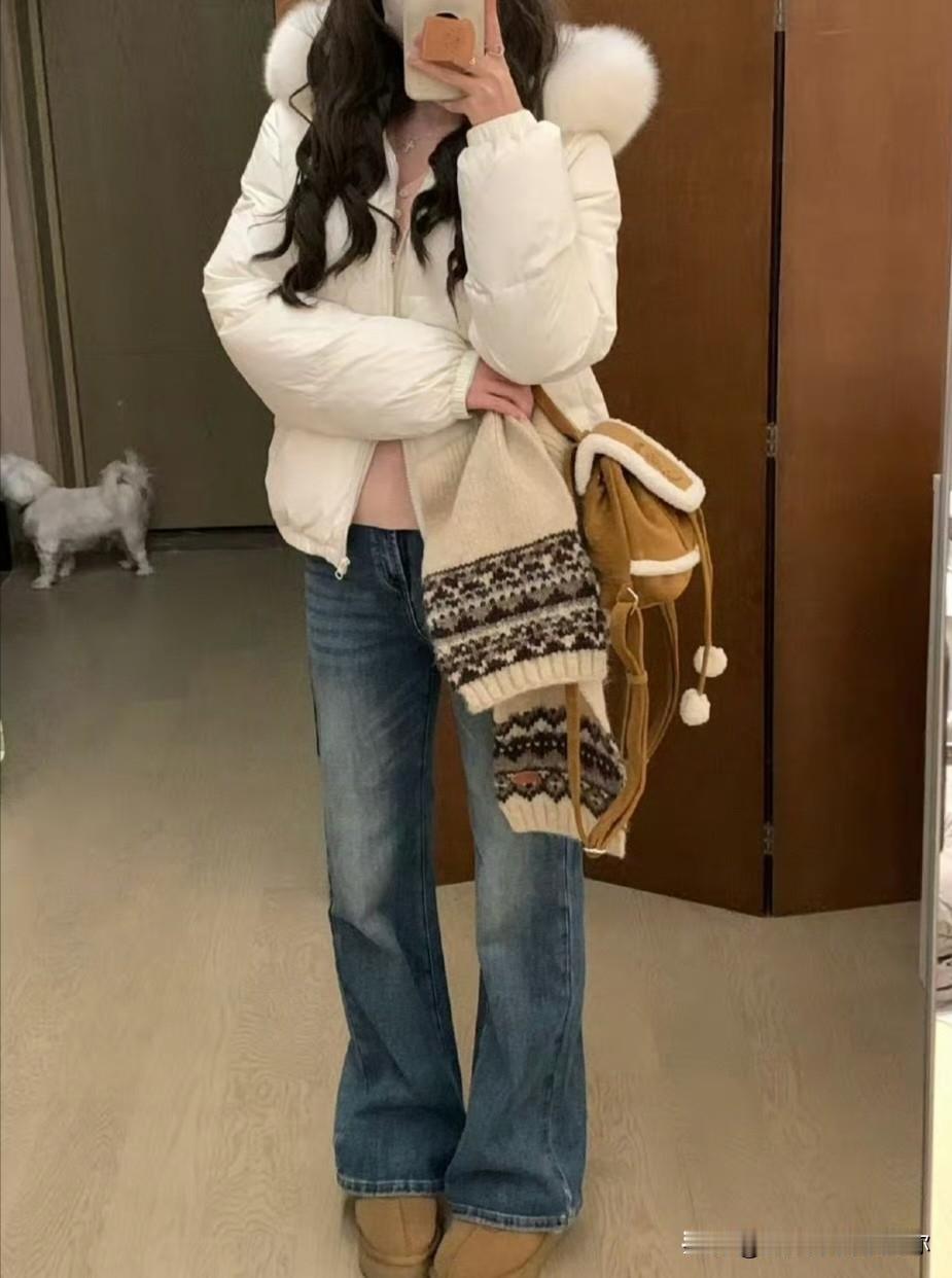 我那个卖服装的朋友告诉我，他们店里今年短款羽绒服走得特别快，但他悄悄补了一句，