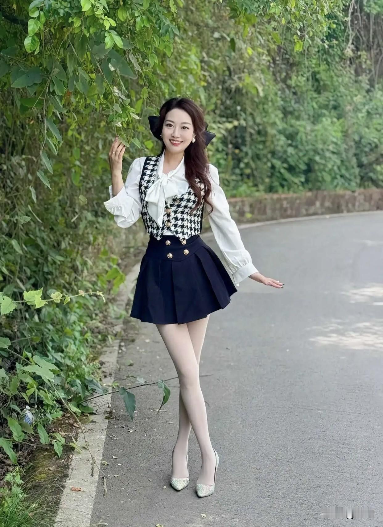 温柔并非讨好妥协，是内敛细致的能量。她关心家人、安慰朋友、陪伴伴侣，把生活的苦调