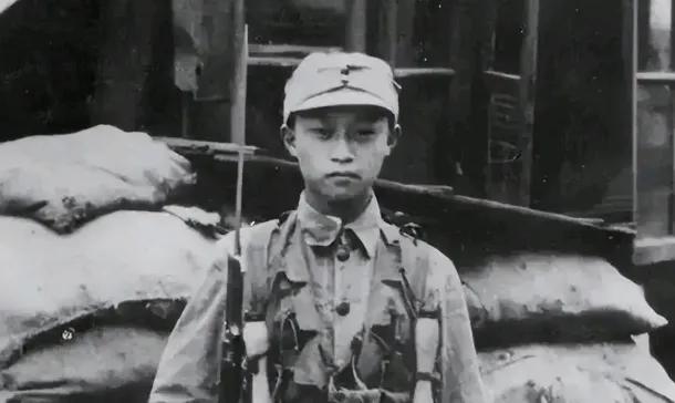 1938年，台儿庄战役，16岁的“狼兵”韦容松正在巡逻，途中他碰到了由6名日军组