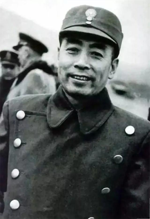 1927年，北伐军团长鲍靖中听说抓到一个共党，他兴冲冲地走进审讯室。却意外地发