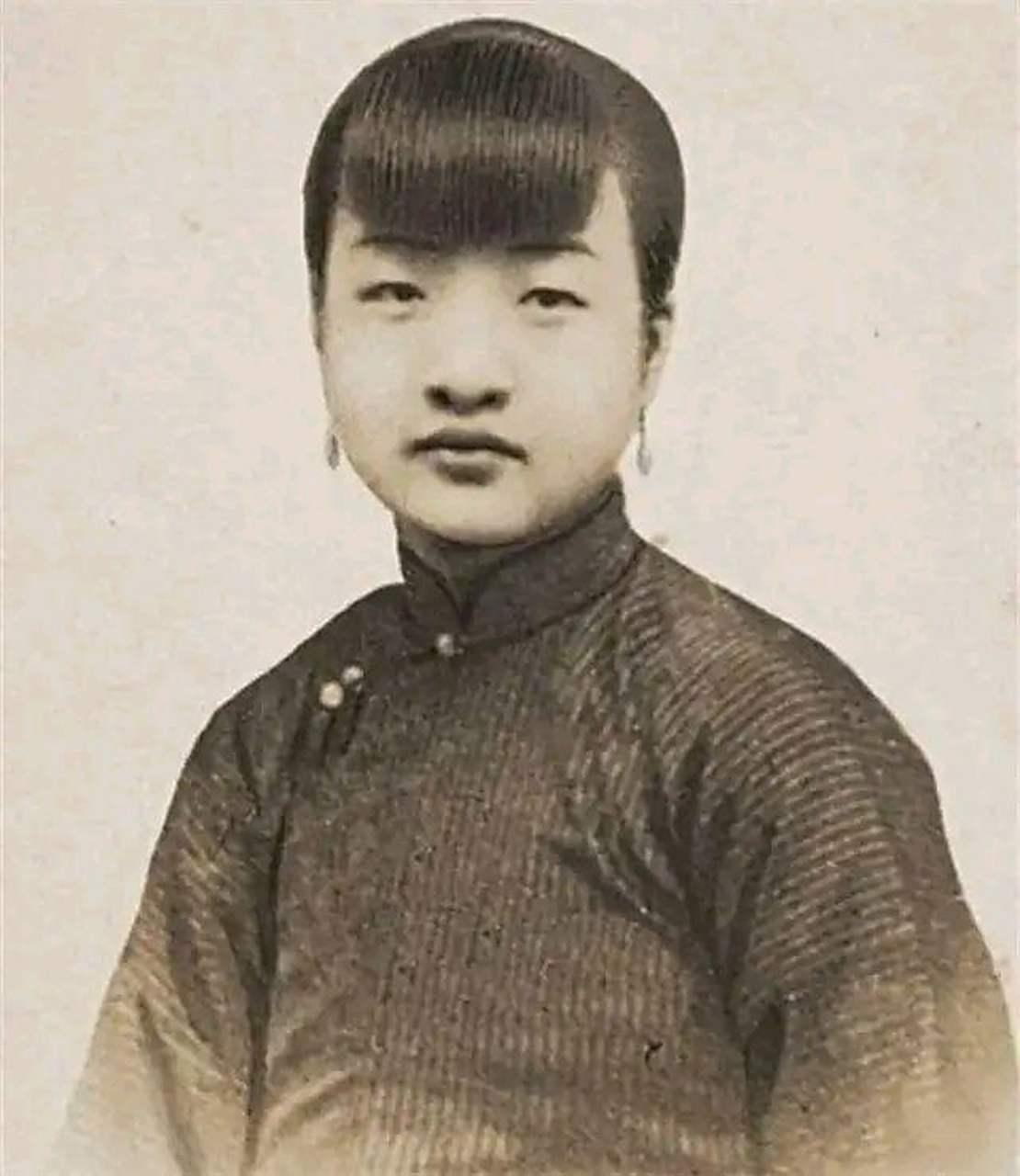 1949年冬天，上海一间逼仄的亭子间里，一个满脸浮肿、皮肤蜡黄的女人躺在破棉絮上