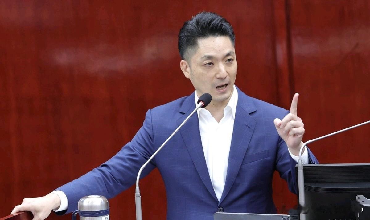 蒋万安提出倒阁，卢秀燕笑而不语！7月27日，在蒋万安主导针对毒油事件的抗议之后，