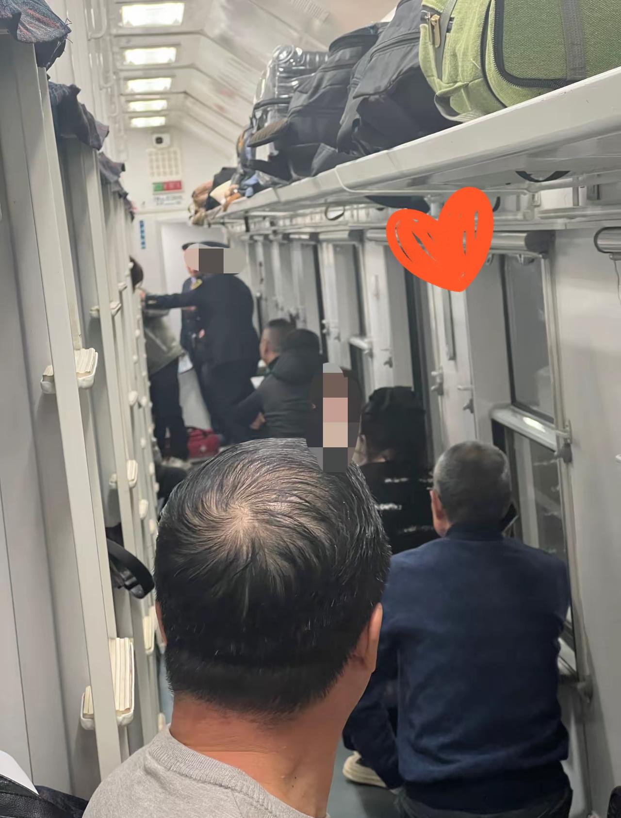 一个80多岁的老爷子，没有买到下铺，我把我的下铺跟老爷子换了，结果没有多久就听列