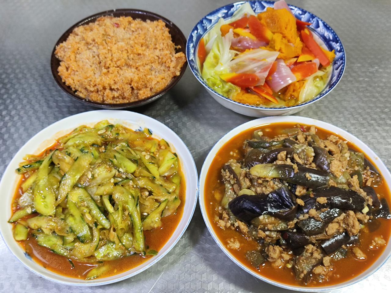 6月24日午餐打卡。自己在家做的饭菜，吃着才安心。软糯的粉蒸猪皮，汤汁浓