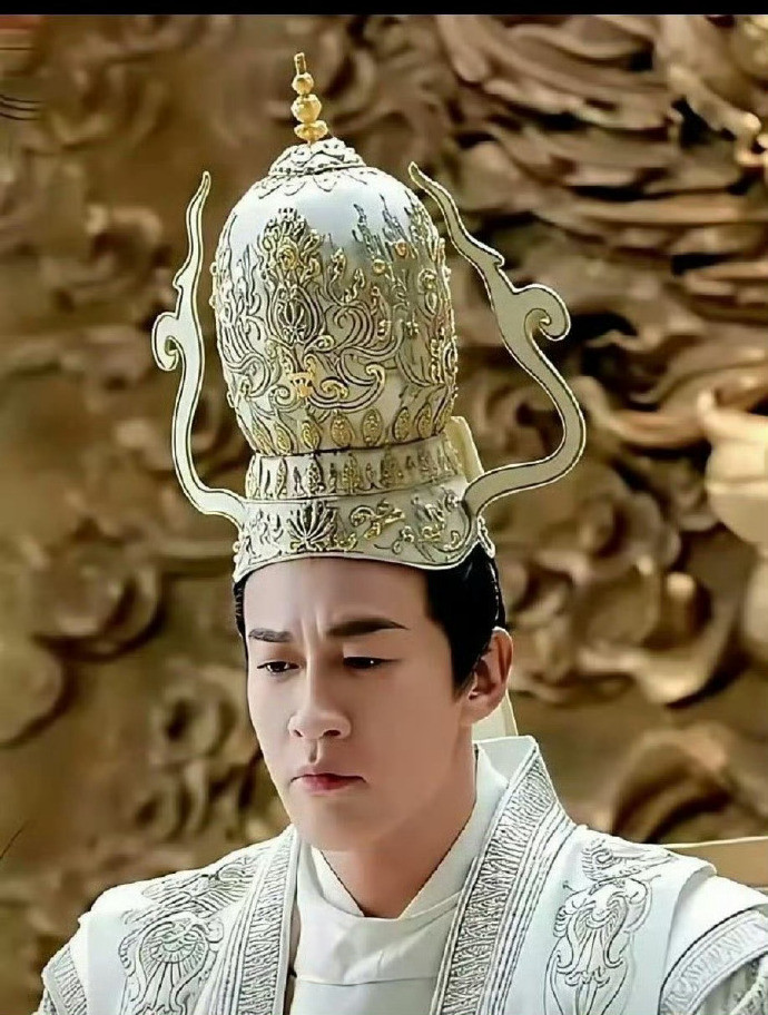 当年看到这个茶壶头冠笑崩了，现在才知道原来是真实的