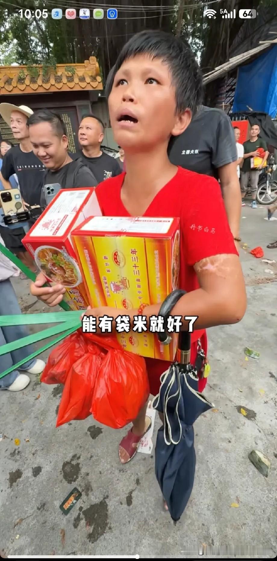 这两天被潮汕施孤现场的一位红衣女子刷屏了。网上流传的视频里，她刚出生遭亲生