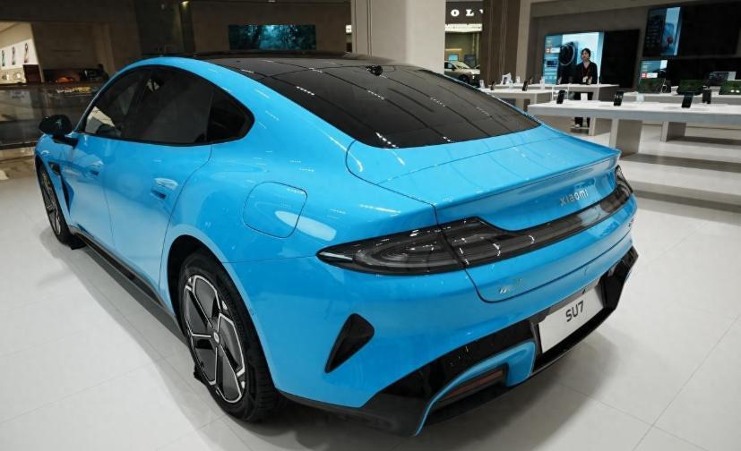 雷军直播劝退大老板，全网炸锅：放着钱不赚，他是不是傻？雷军在高速直播里说了句话