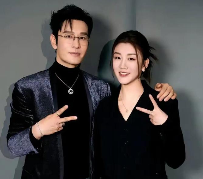 可真会挑！48岁的黄晓明又被拍到新恋情了。这次的女主角是26岁的杭州姑娘胡冉儿，