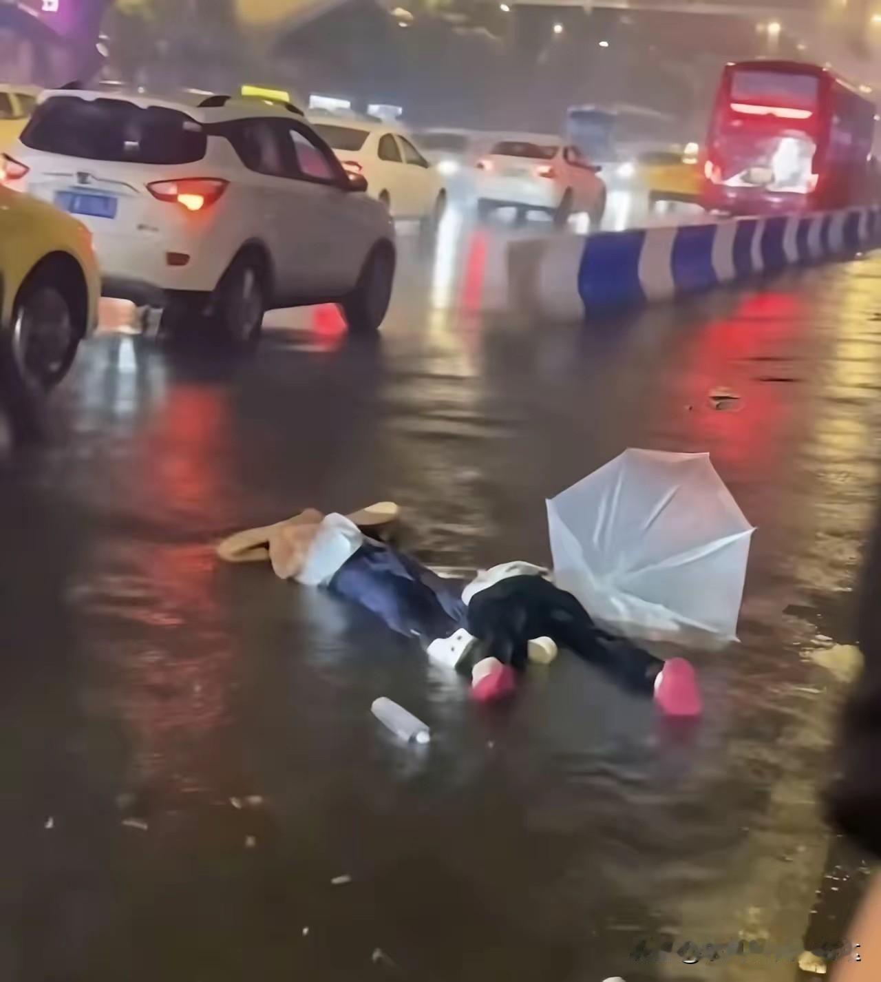 她才十八岁啊。刚考上大学，跟妈妈来重庆旅游想吃顿火锅，现在人躺在ICU里，插着呼