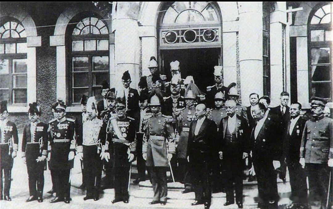 1934年3月，日本为加强殖民统治，把伪“满洲国”更改为“满洲帝国”，扶持溥仪由