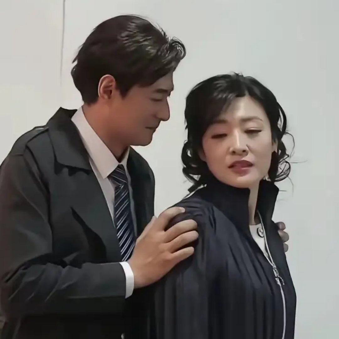 原央视一姐周涛，已经是六十岁了，还在跟男演员拍吻戏，结果是满脸通红。孙强后来跟人