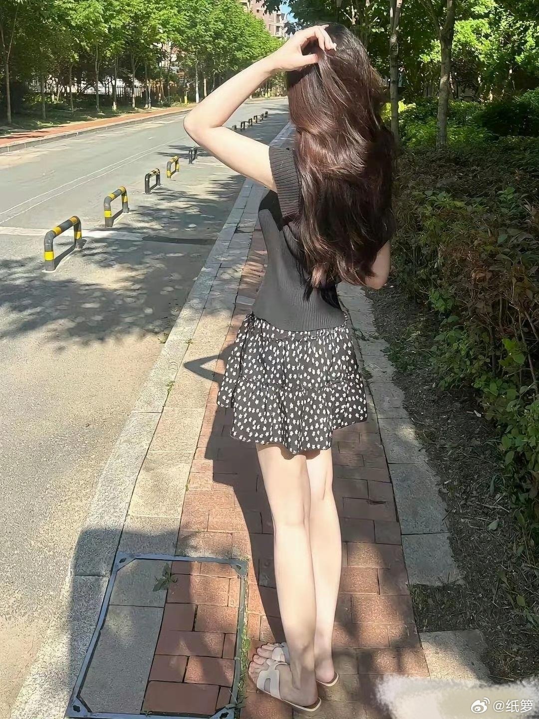 她是怎么做到，小腿肚上没有肌肉的？