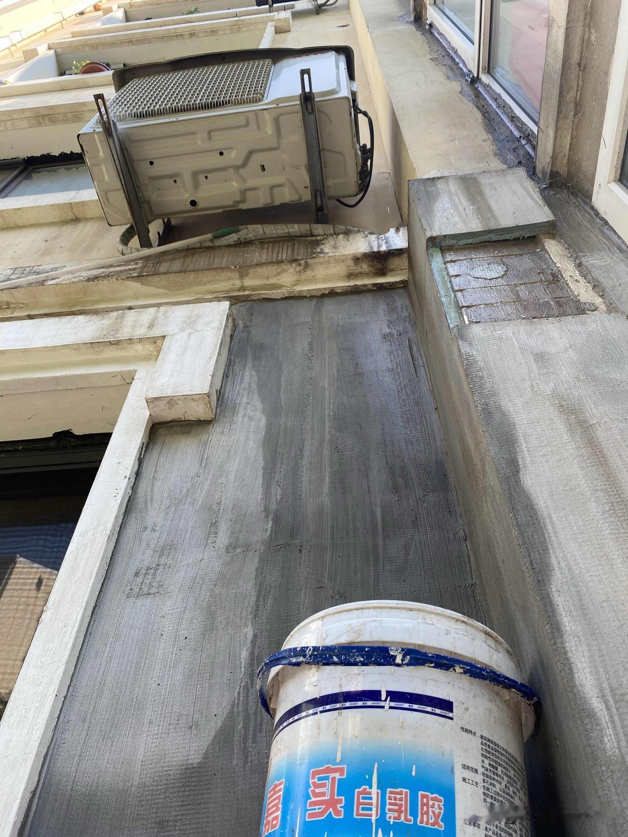 友友们给个建议：楼上空调除湿排出来的水流到我家外墙和地面上，造成室内墙面霉变，这