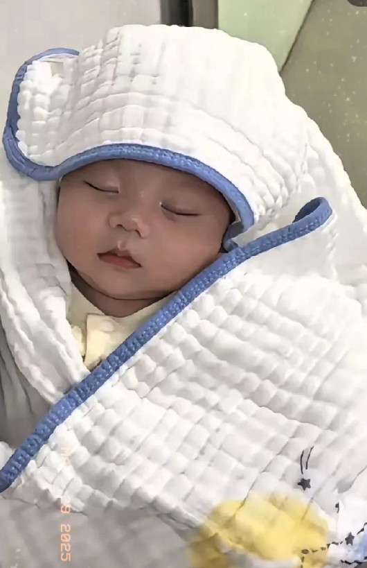 好消息！生了生了，来给大家报喜了看完不要嘲笑我。我这当奶奶的年纪成了妈，都是