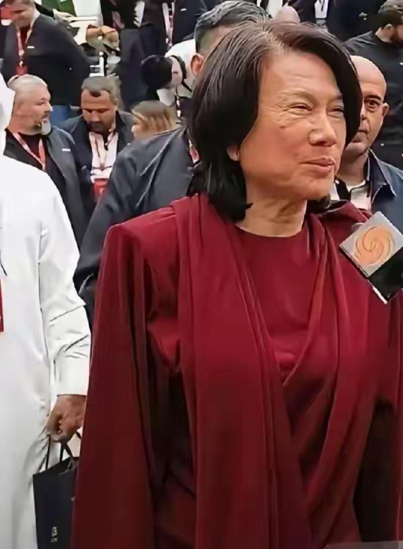 确实是老了，头发花白了，脸上的皱纹也越来越明显了，我觉得这个都无可厚非，毕竟董明