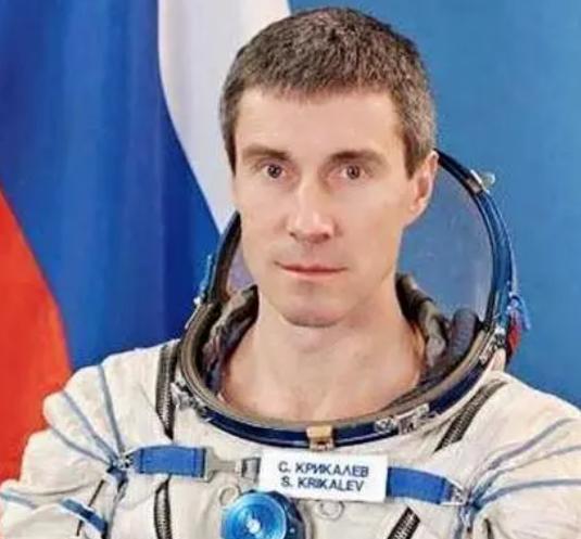 1991年，苏联一名宇航员刚飞上太空，国家解体了。他被丢在太空上311天。当他好